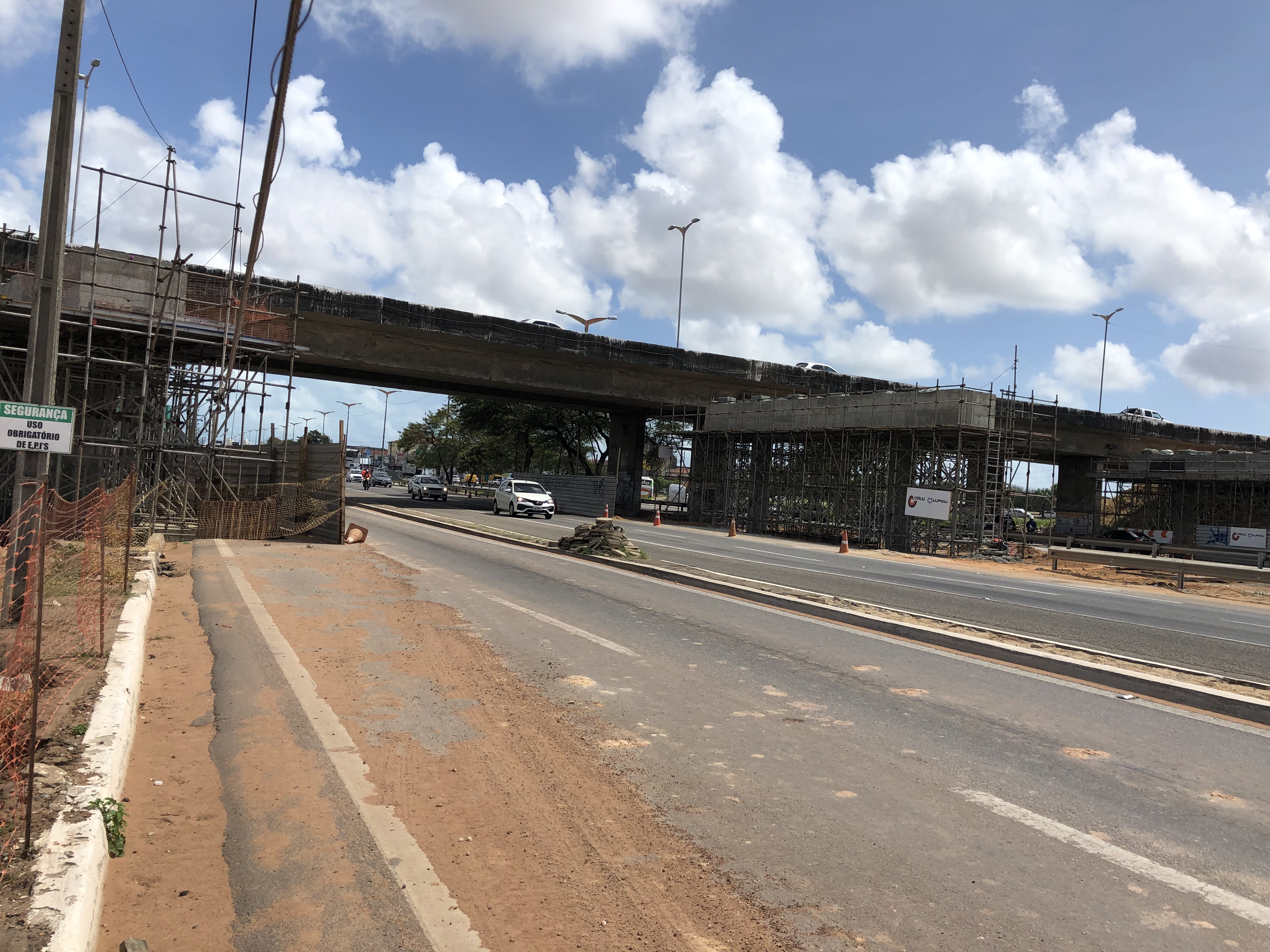 Foto mostra obra de um viaduto